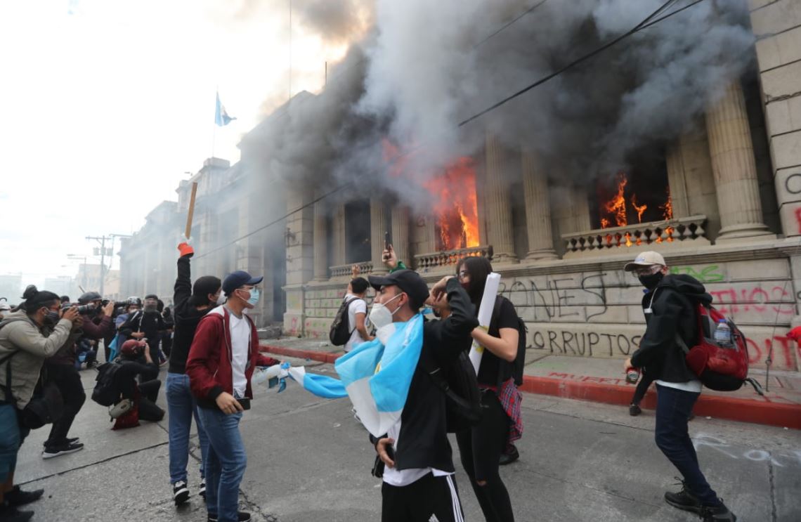 Grupo no identificado irrumpe en el Congreso e incendia mobiliario