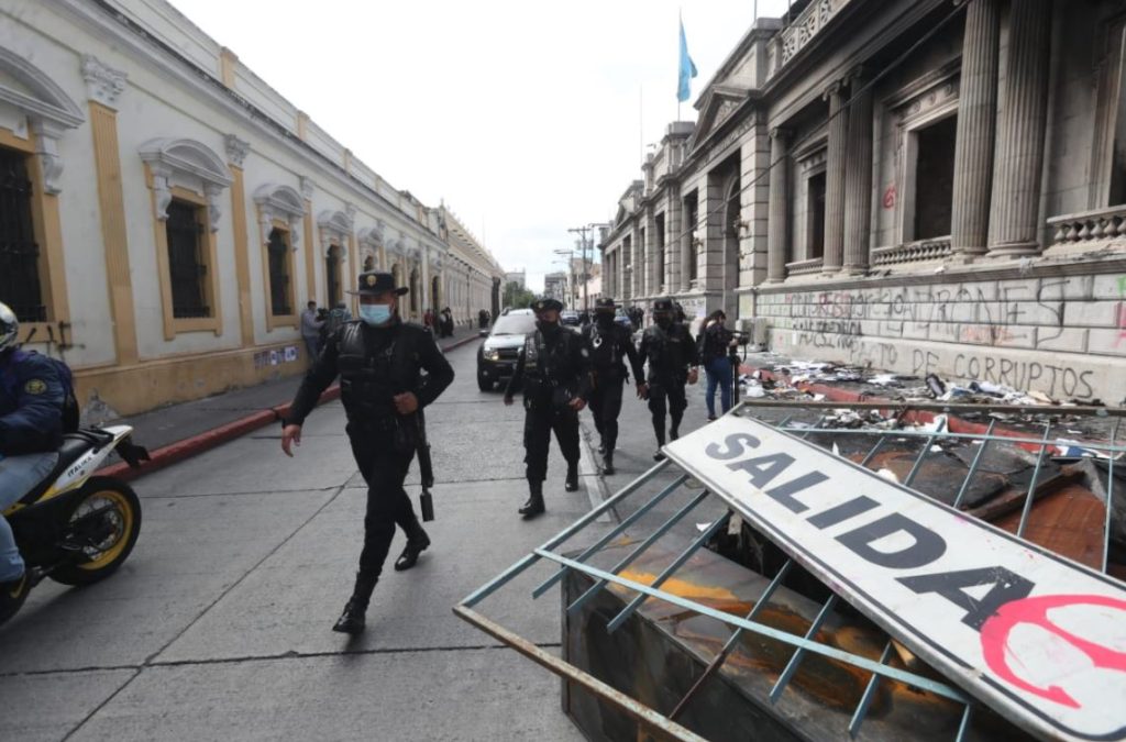 “Tenemos jefes y obedecemos órdenes”: agentes se sienten sin respaldo institucional ante represión contra manifestantes
