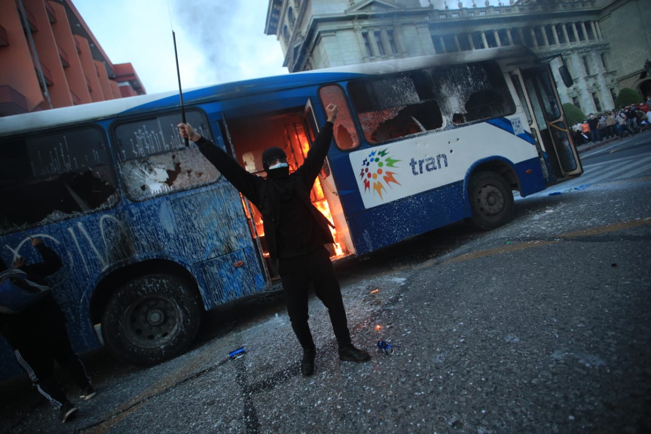 Video: grupo de encapuchados quema unidad del Transurbano durante manifestación del #28N