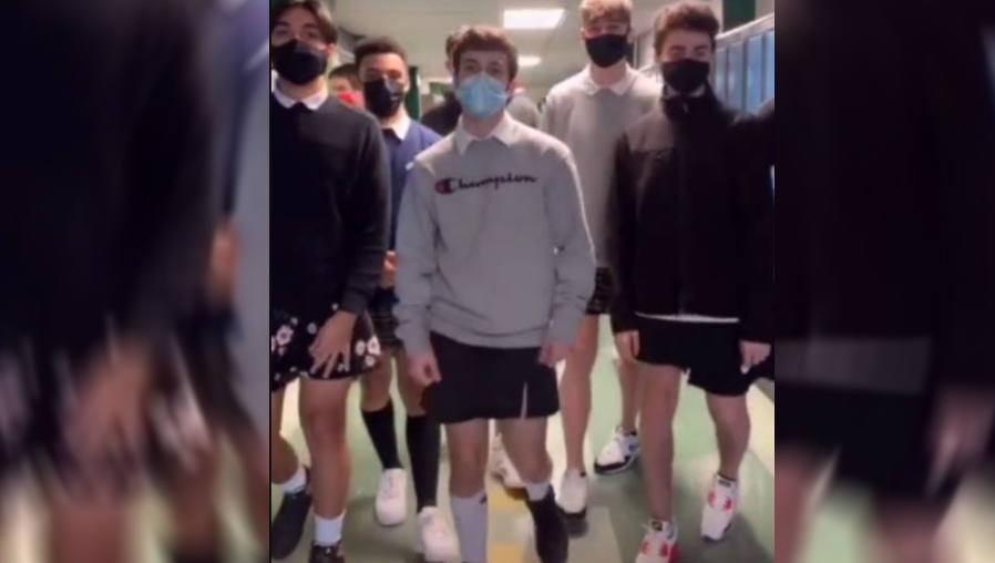 Jóvenes se ponen falda para ir a la escuela y video se viraliza en TikTok