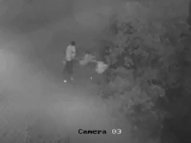 Madre arroja a su bebé desde un puente pero una cámara la grabó