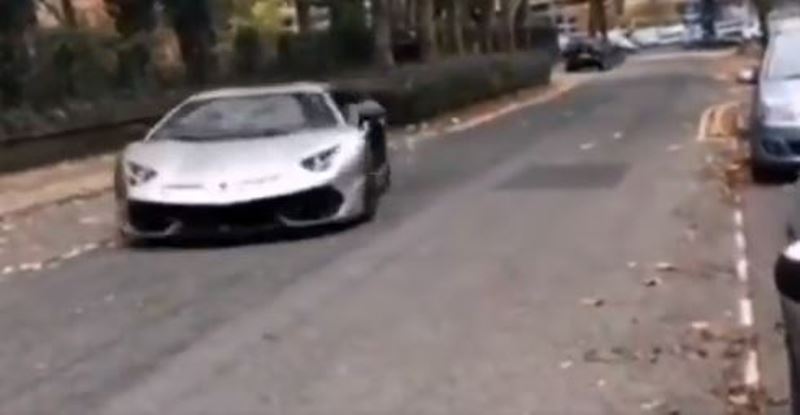 ¡A lo Rápido y furioso! Lamborghini se estaciona con una maniobra que eriza la piel