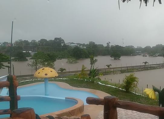 Videos: Río Dulce queda inundado por efectos de Iota y la lluvia no cesa