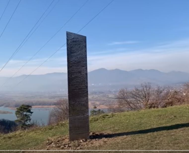 ¿Arte, publicidad o “broma extraterrestre?”: hallan en Rumania otro monolito como el de Utah
