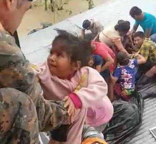 Videos: así logran ponerse a salvo familias que pasaron horas sobre techos en Izabal