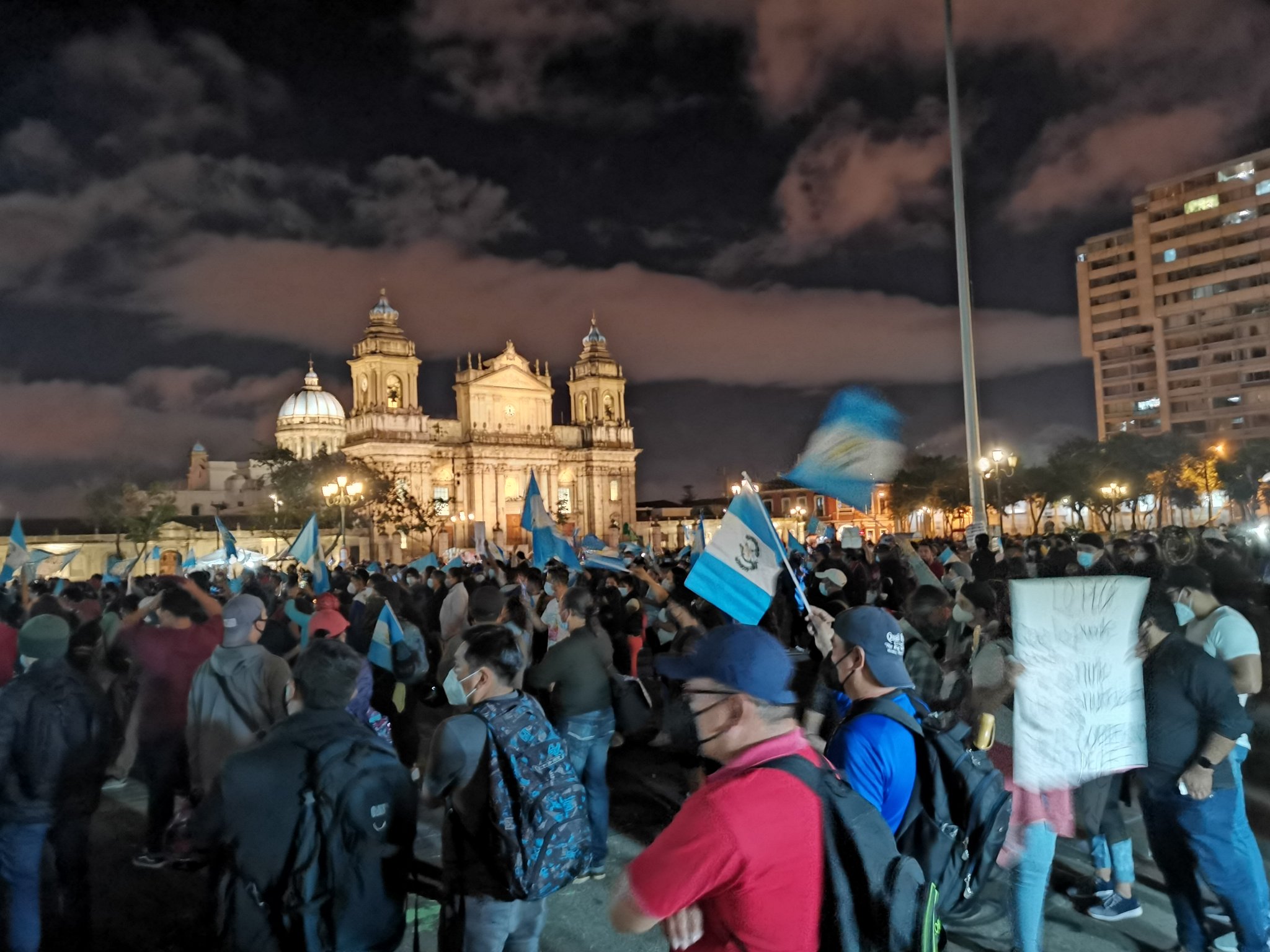 Miles de guatemaltecos llegan a la Plaza de la Constitución y exigen la renuncia del presidente Giammattei y los diputados