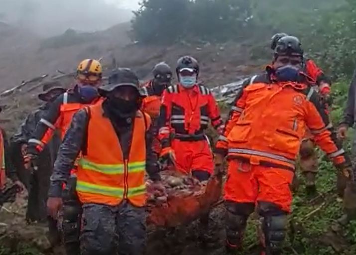 Video: bomberos y soldados rescatan cuerpos soterrados en Quiché y Huehuetenango