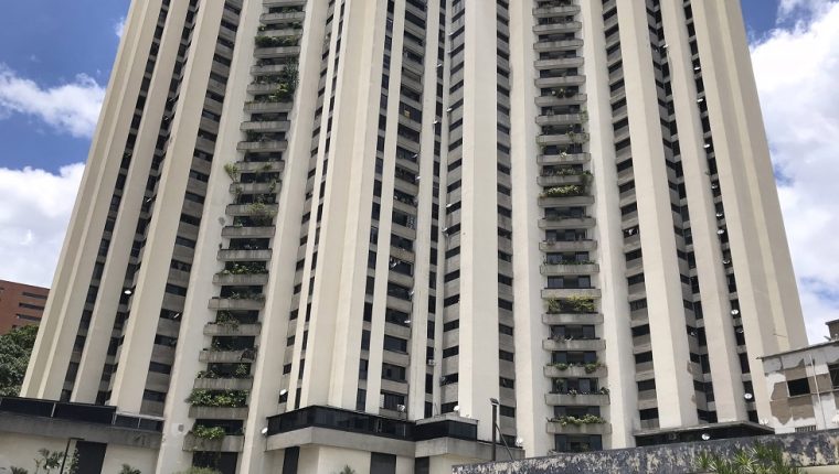 Coronavirus en Venezuela: las torres de clase media en Caracas que por la pandemia se han convertido en un “mercado árabe” de compra y venta