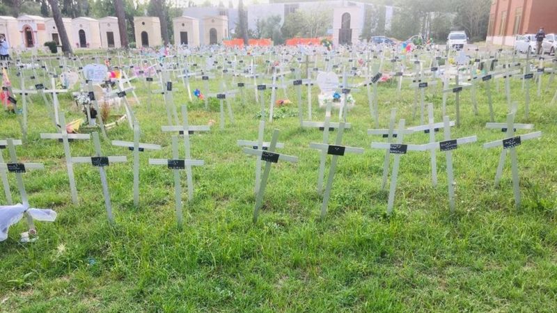 “Esta no es mi tumba, sino la de mi hijo”: los fetos enterrados con el nombre de sus madres que causan polémica en Italia