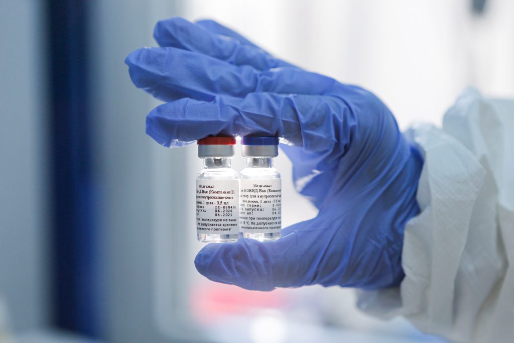 Pfizer y Moderna distribuirían 6.4 millones de dosis de vacuna contra el coronavirus en Estados Unidos