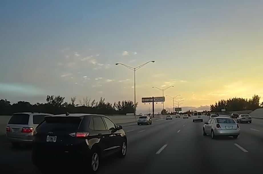 Video: El impresionante momento de un piloto que hizo una maniobra en carretera para evitar un choque múltiple