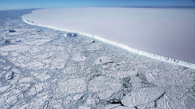 Así es A68a, el iceberg más grande del mundo y que amenaza a una de las mayores reservas naturales el planeta