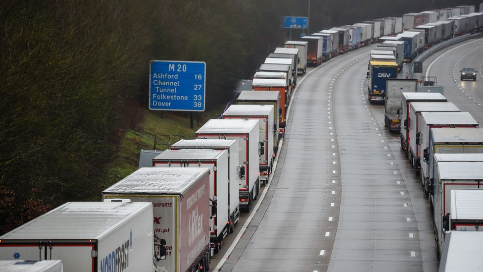 Nueva cepa del coronavirus: la imagen de centenares de camiones atrapados en la autopista que refleja el caos de transporte que se vive en Reino Unido