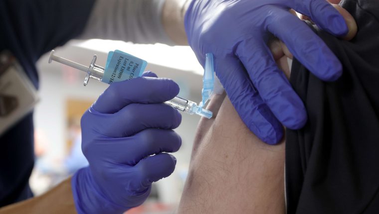 Coronavirus: además de la vacuna de Pfizer, EE. UU. autorizará la de Moderna, ¿cuáles son las diferencias entre ambas?