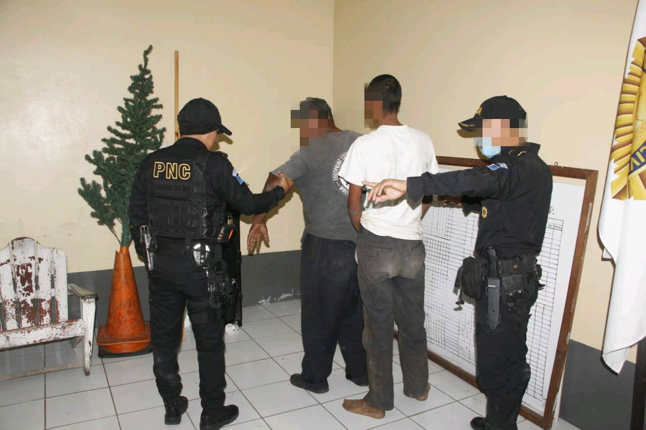 Con machete y hacha en mano, hombres le exigían dinero a una mujer y a su niño para seguir bebiendo