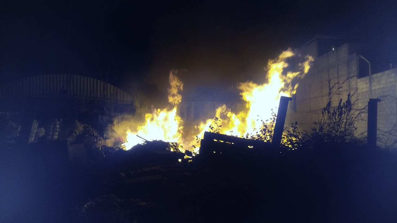 Incendio consume una bodega en Bárcenas, Villa Nueva