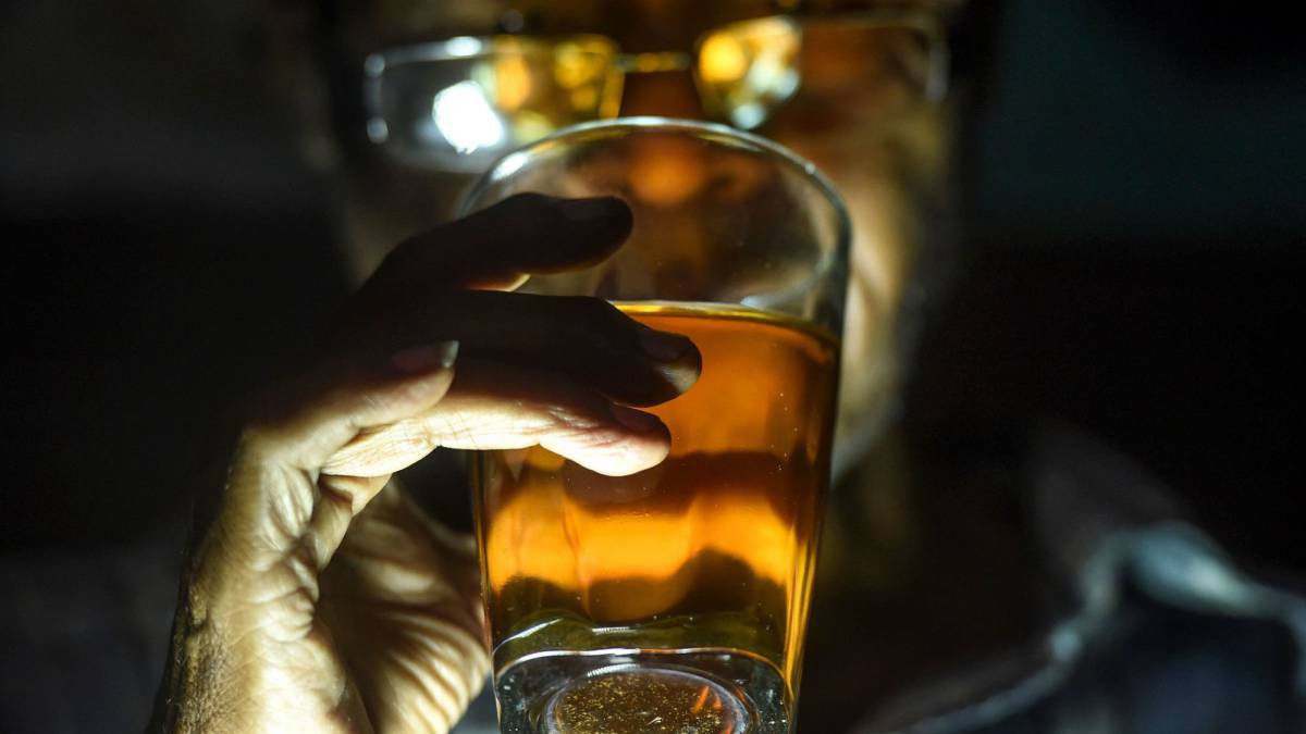 Entre pandemia y depresión: consumo de alcohol aumenta durante confinamientos, revela estudio