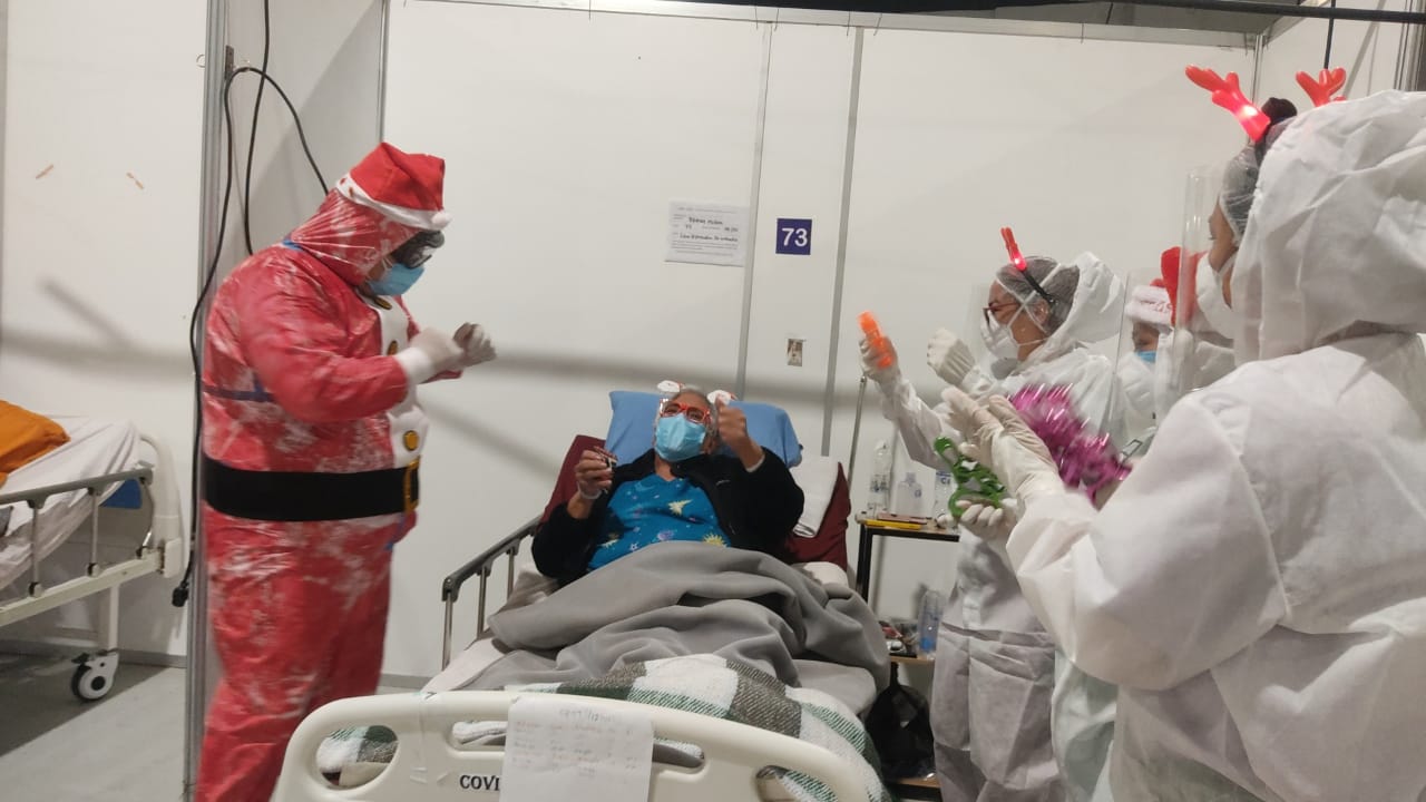Así celebra Santa Claus la Navidad a los pacientes de coronavirus del Hospital Temporal del Parque de la Industria