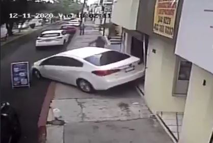 Video: conductor se arma de valor y atropella a los ladrones que intentaron robarle
