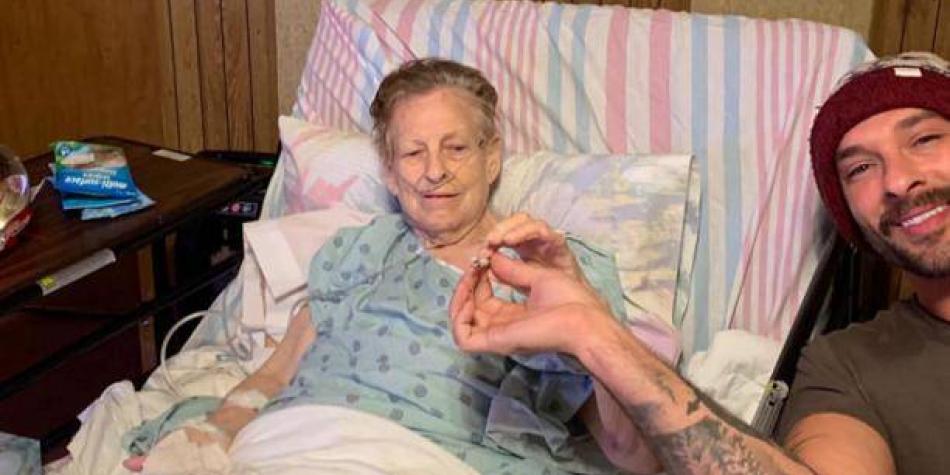 Abuela enferma de cáncer pasa las últimas horas de vida fumando marihuana
