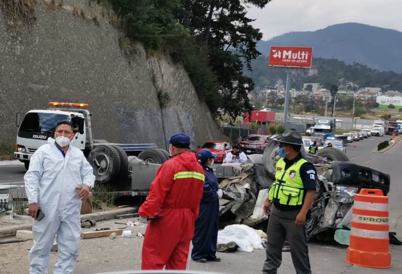 Camión se queda sin frenos: un muerto en colisión múltiple en Quetzaltenango