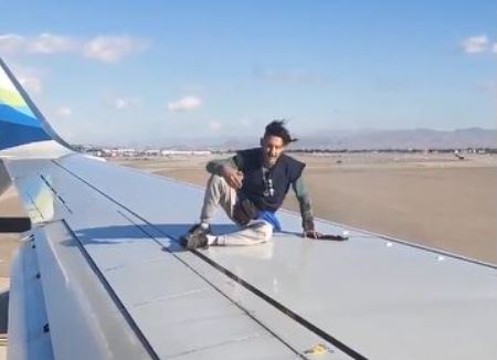Video: hombre sube al ala de un Boeing 737 (y el final debió doler)