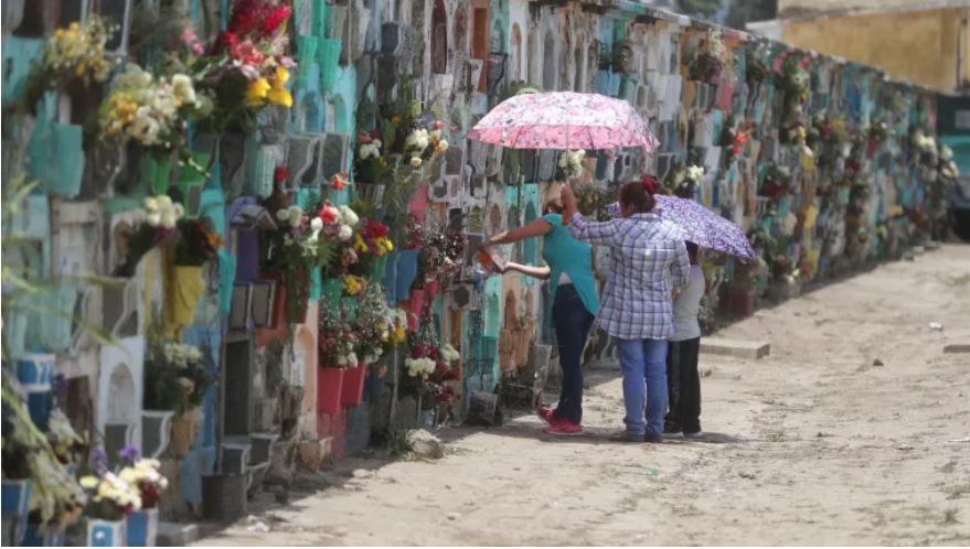 Visitas a cementerios están permitidas durante las fiestas de fin de año, pero esto se debe saber