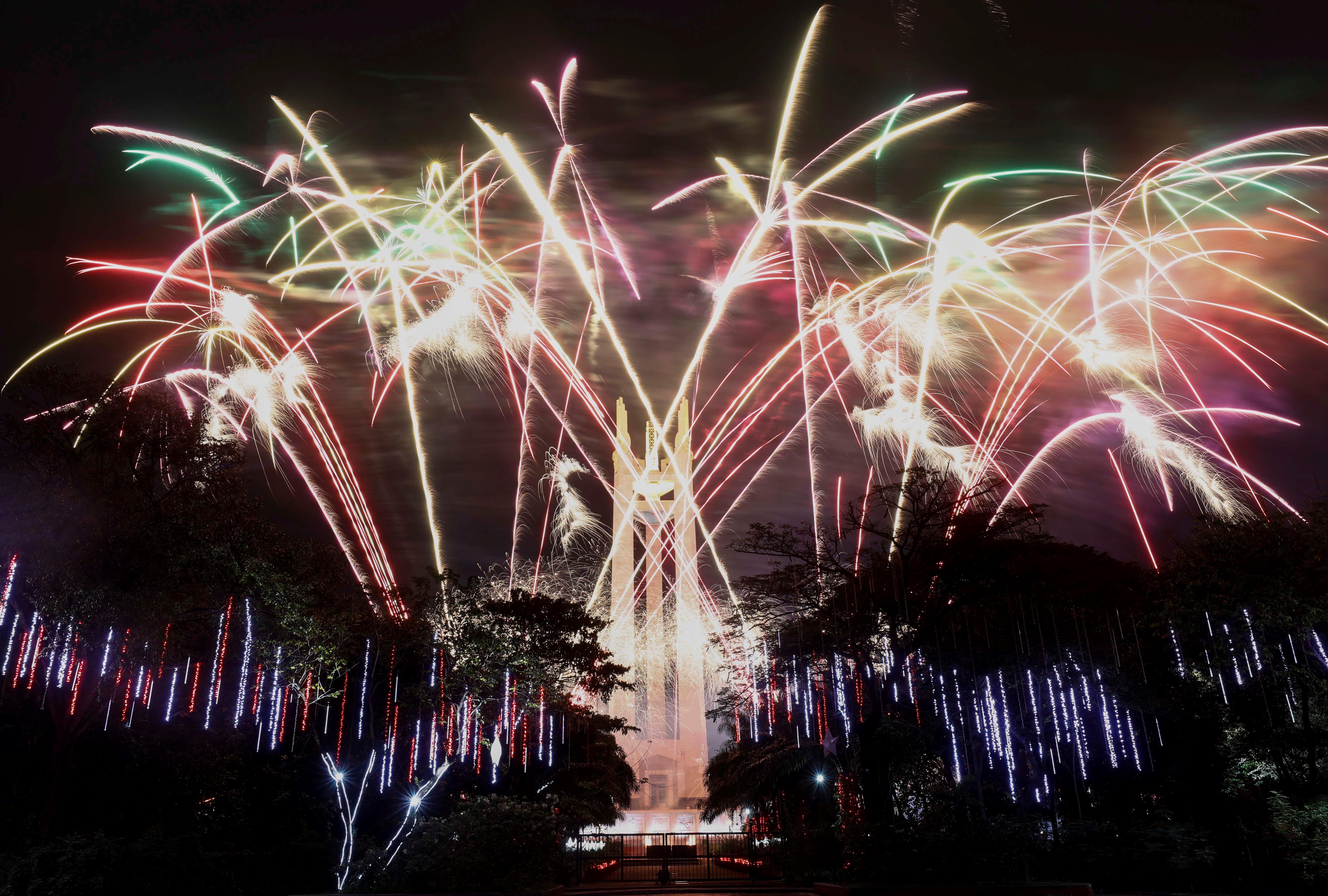 Así son los festejos con los que se han recibido el 2021 en el mundo