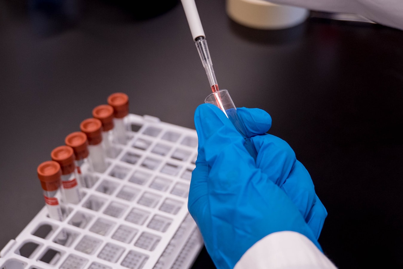 Prueban cócteles antivirales para bloquear posibles “mutantes” del coronavirus
