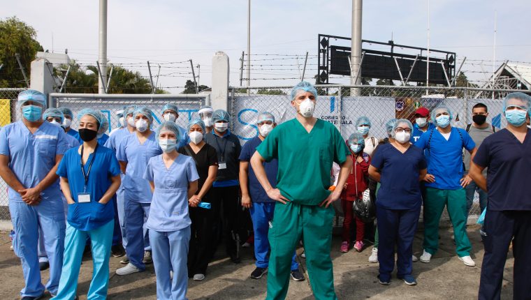 Día del Médico: “Falta mucho camino por recorrer en esta pandemia”, la situación que aún enfrentan los médicos en Guatemala