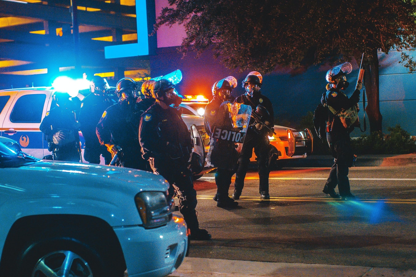 Policías propinan brutal paliza a mujer que no desalojaba fiesta clandestina