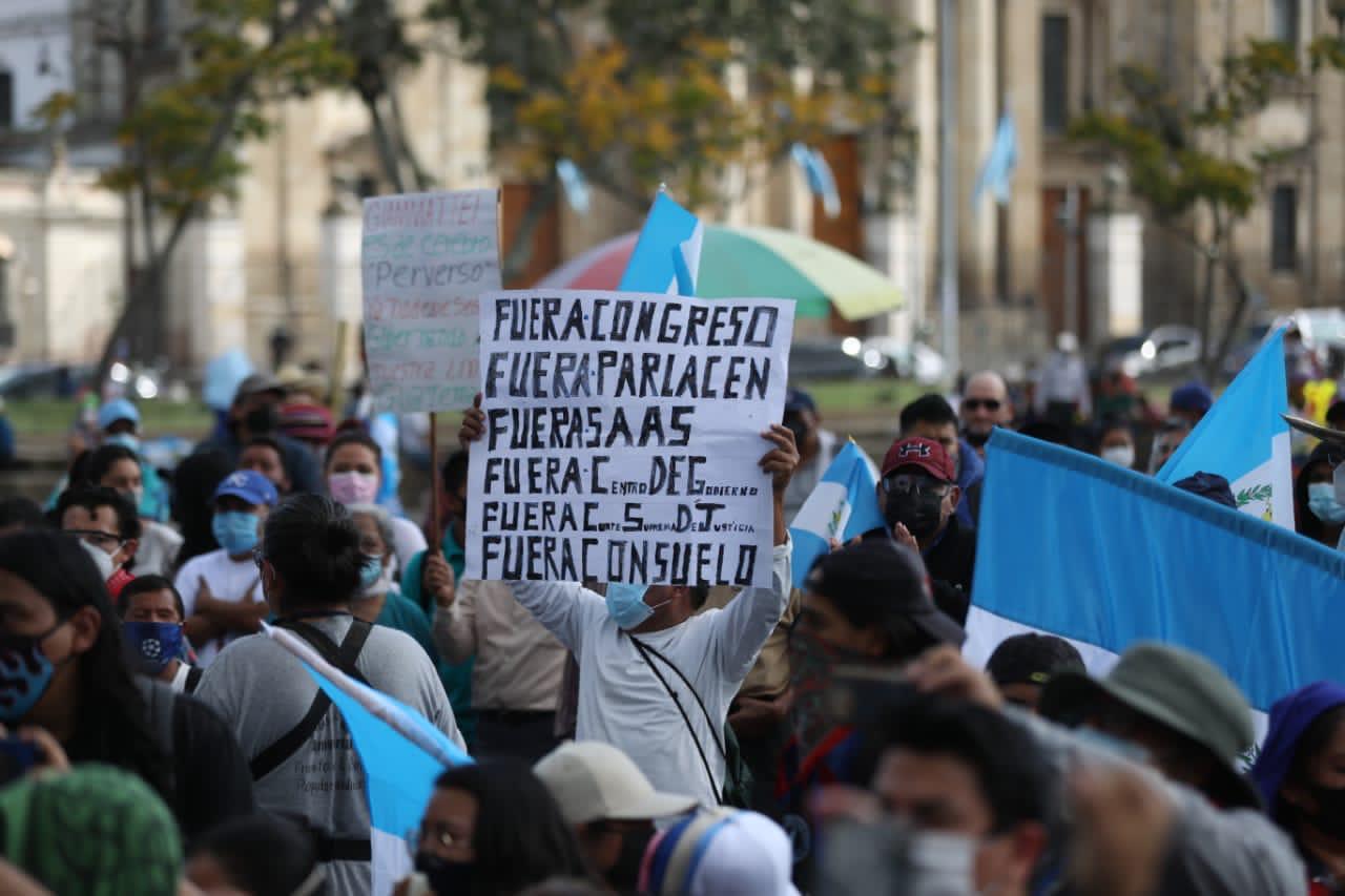 Guatemaltecos acuden de nuevo a manifestar a la Plaza de la Constitución en el #5D