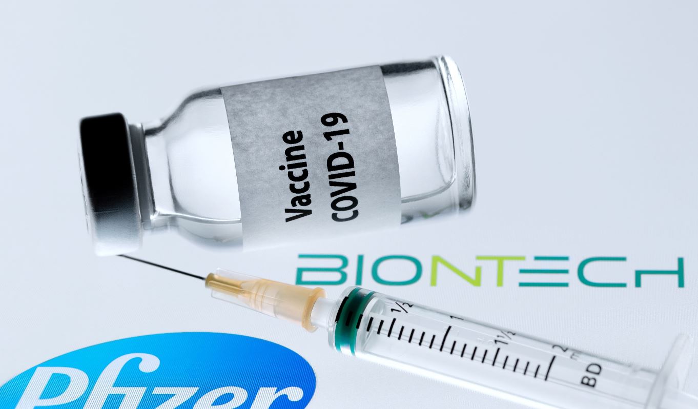 Pfizer/BioNTech pide autorización para su vacuna contra el coronavirus en Europa ya que ensayos mostraron eficacia del 95%