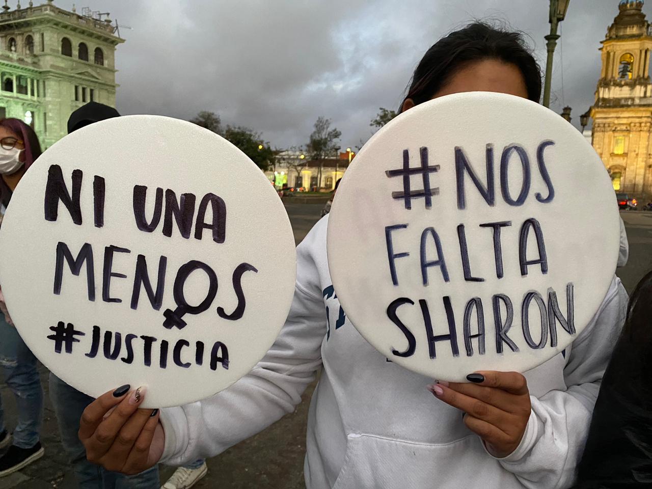 Marchan en la Plaza de la Constitución para exigir justicia por la futbolista Sharon Santa Cruz, desaparecida desde el domingo