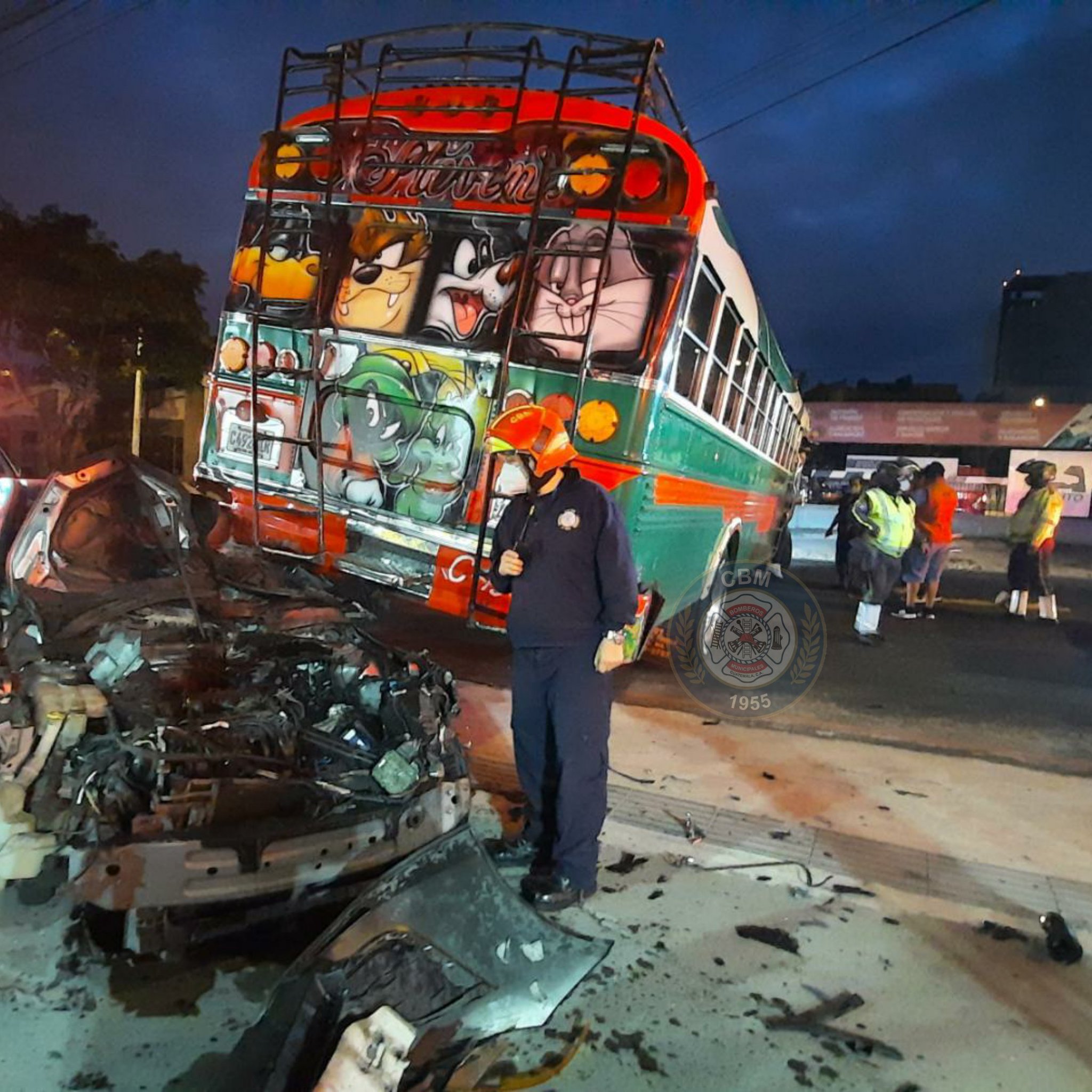 Autobús extraurbano y vehículo particular chocan en la zona 4