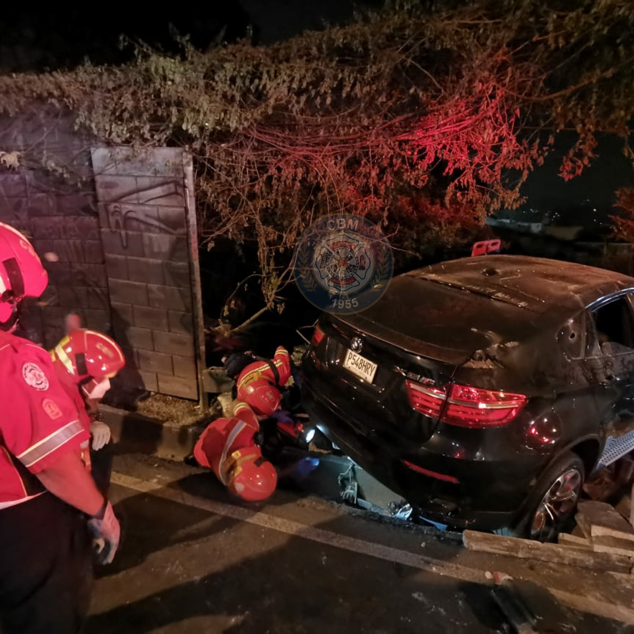 Atacan a balazos a piloto y este embiste a un transeúnte en la zona 13 capitalina
