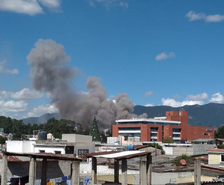 Cohetillos explotaban en el aire: incendio en venta de juegos pirotécnicos causa alarma en Xela
