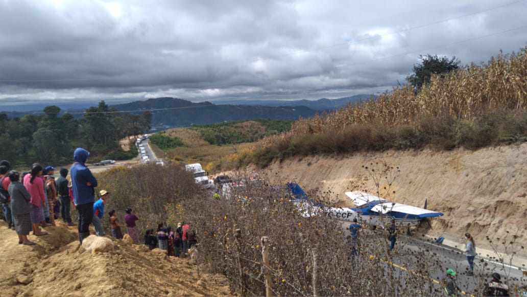 Avioneta registra desperfectos mecánicos en pleno vuelo y piloto aterriza en una carretera