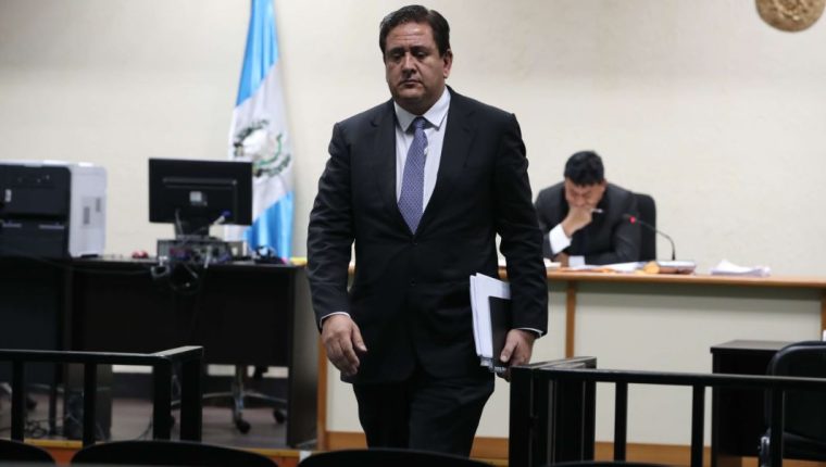 Entregan acusación contra Gustavo Alejos porque abandonó sanatorio para supuestamente negociar elección de cortes