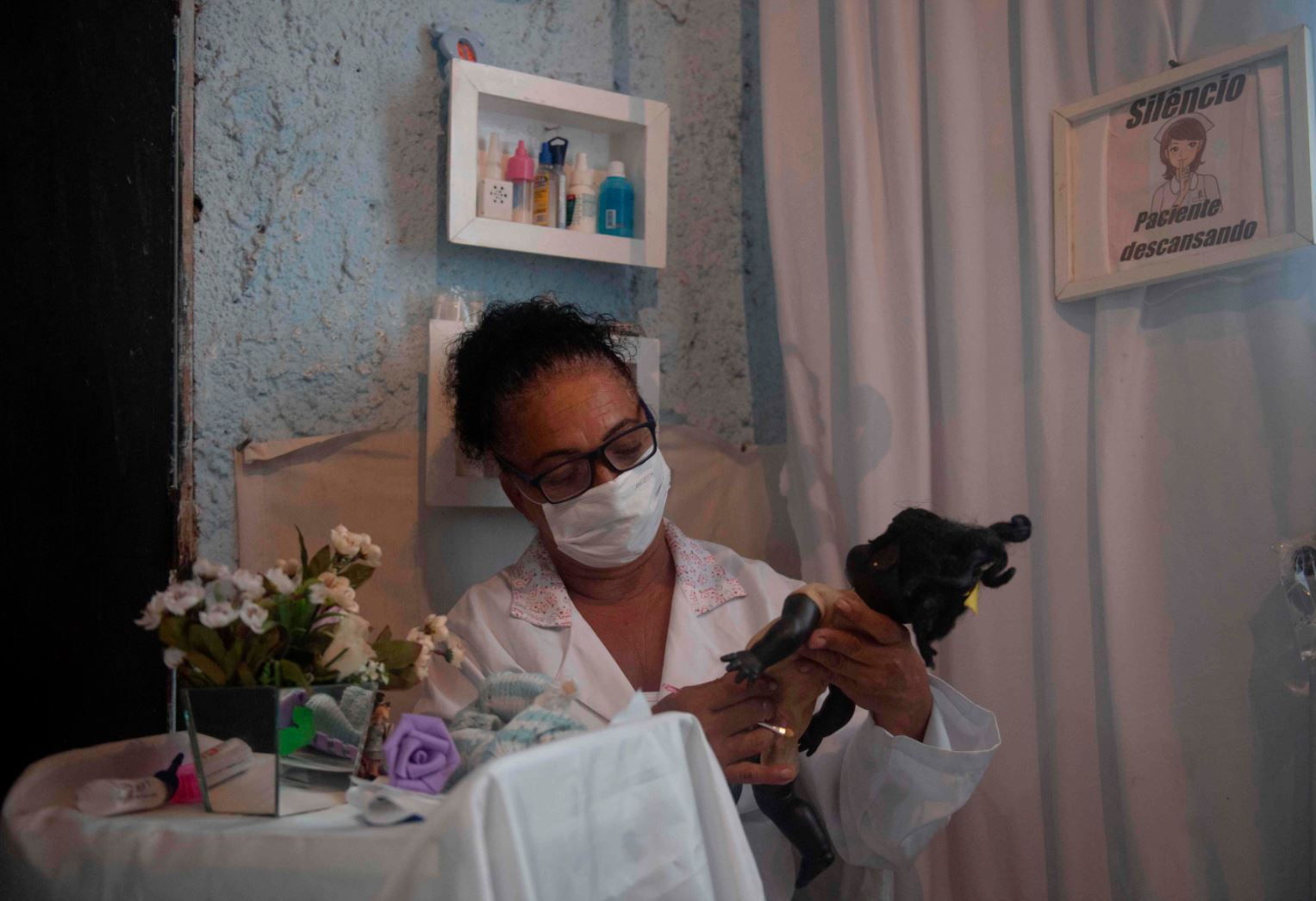 La doctora Suelen: la mujer que fundó un hospital para muñecas en Brasil en plena pandemia