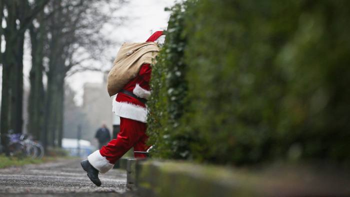 ¡Jo, jo, jo! Santa reparte regalos en un asilo belga, pero también coronavirus