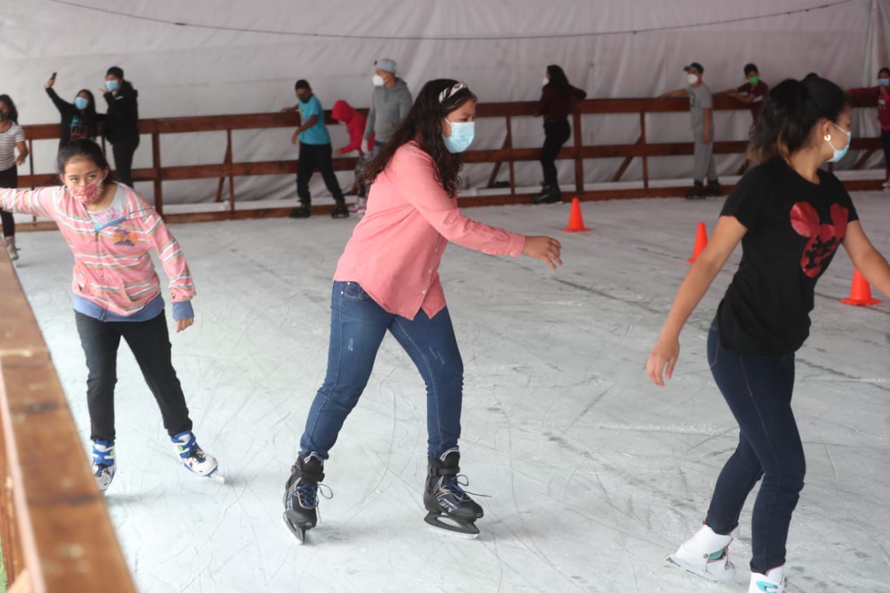 Fotos: Mixco, alerta roja de semáforo de covid-19, abre pista de patinaje sobre hielo
