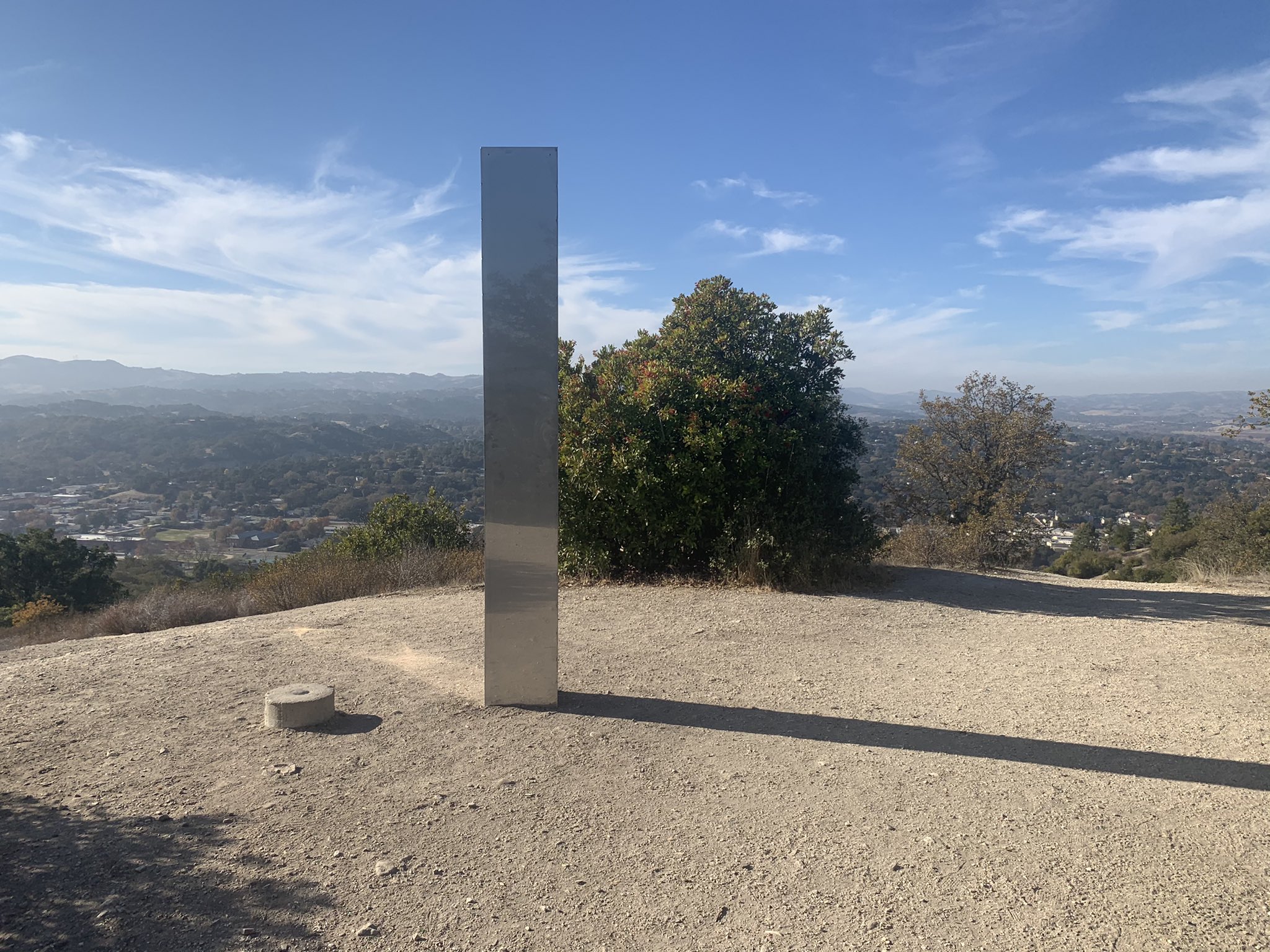 Aparece tercer monolito en California luego de la desaparición de los de Rumania y Utah