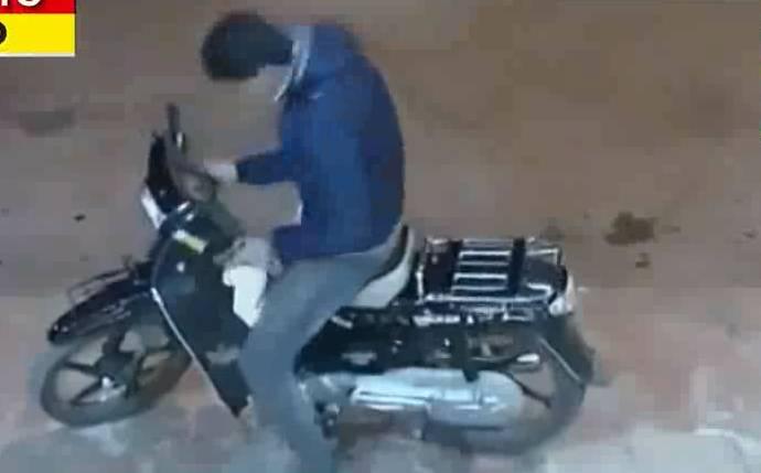 Insólito: paró la moto en la calle para abrir una cerveza y lo embistió un auto