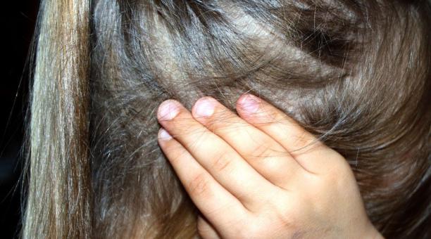 “Por robar dulces”: mujer quema los antebrazos de su hija de 6 años
