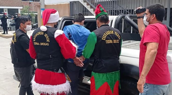Policías peruanos se visten de Santa Claus para un operativo antidrogas