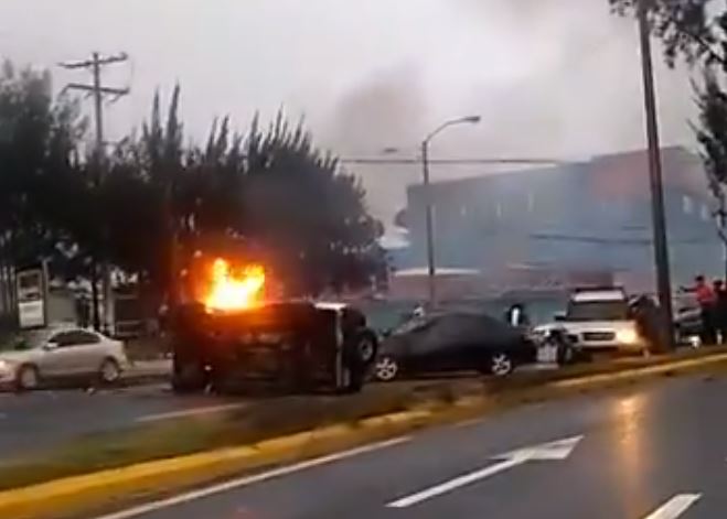 Tragedia en el Periférico: un muerto y un carro incendiado en choque múltiple