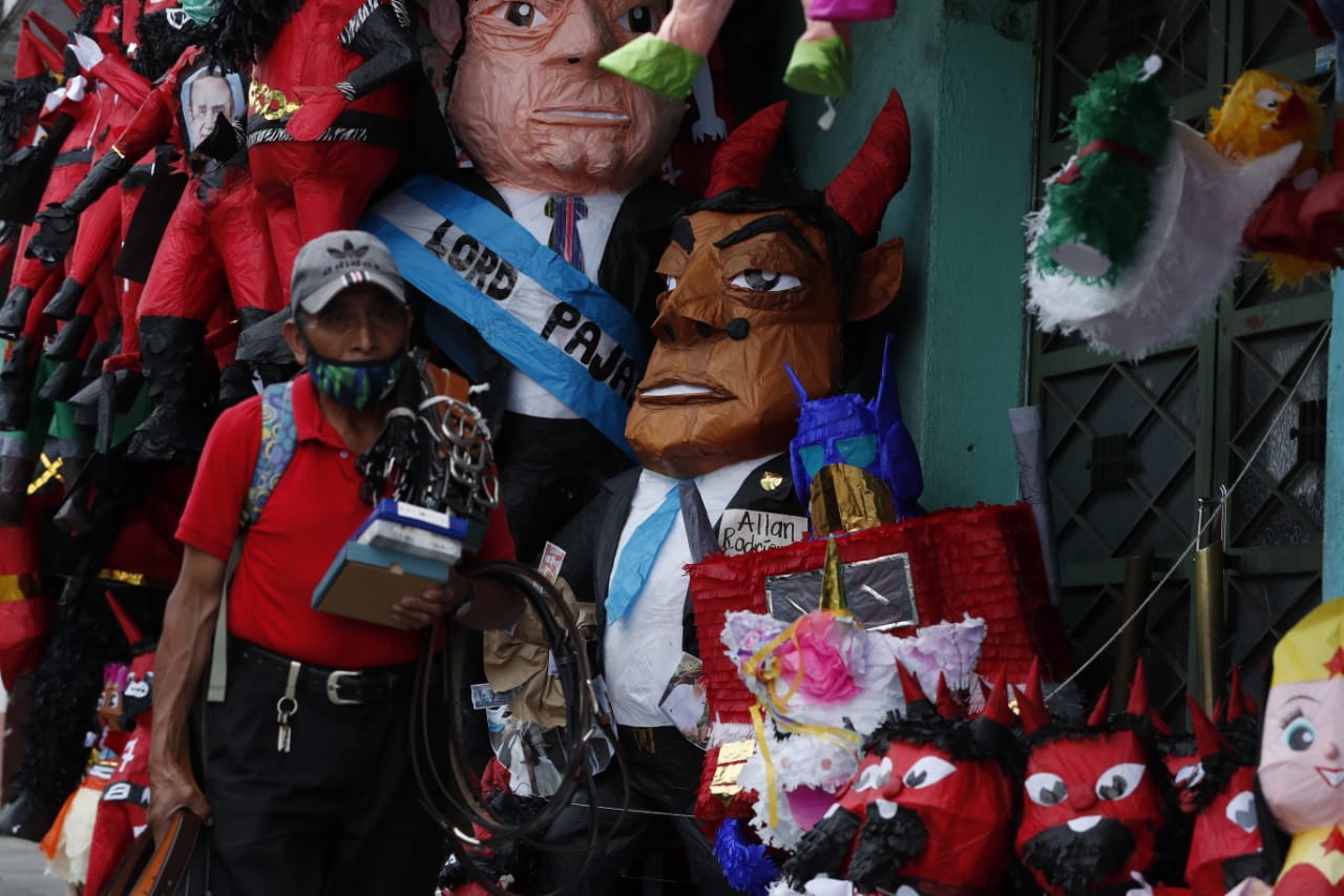 Fotos: ¿Giammattei o Allan Rodríguez? Compre su piñata de políticos para el 7 de diciembre
