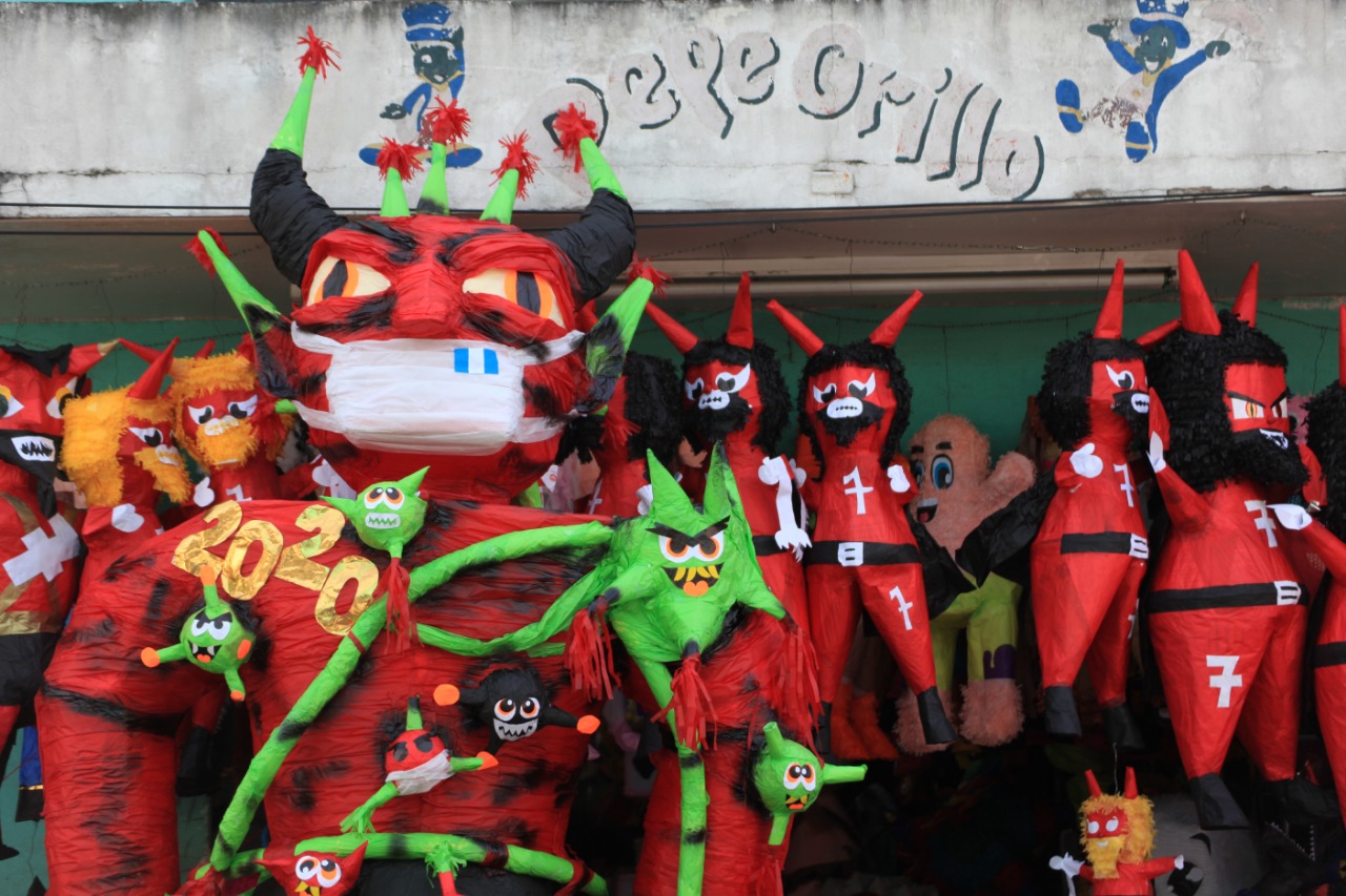 Quema del Diablo 2020: Piñatas de personajes políticos y el coronavirus se quemarán en Guatemala este 7 de diciembre