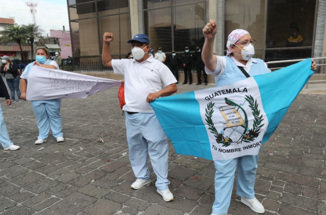 Salubristas manifiestan para exigir bono por trabajo decente de Q3 mil
